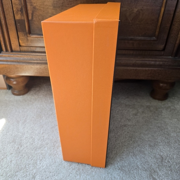 Hermès Orange Box medium size Gift Box 
No call outs - Picture 2 of 4